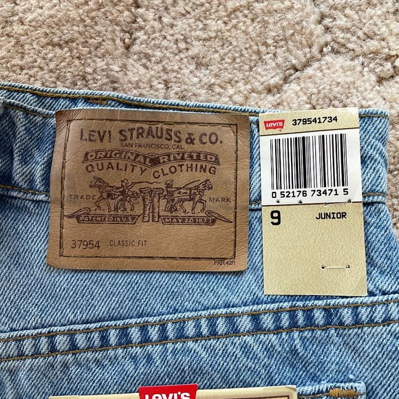 Levi’s Juniors Jean Shorts - Picture 2 of 9